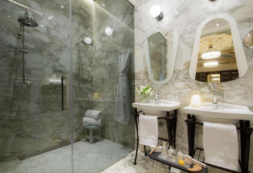 スイート, Myr Palacio Vallier