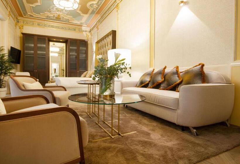 スイート, Myr Palacio Vallier