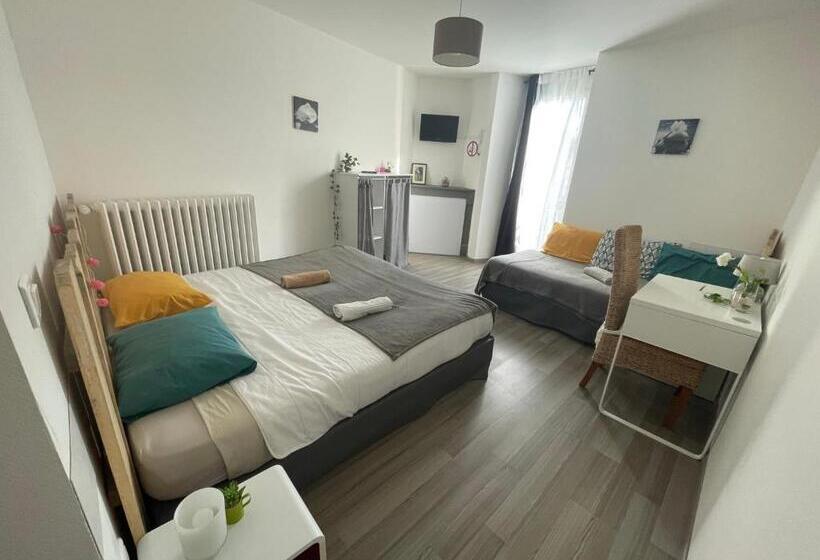 Стандартный внешний трехместный номер с ванной комнатой, Gîte:sur Le Chemin