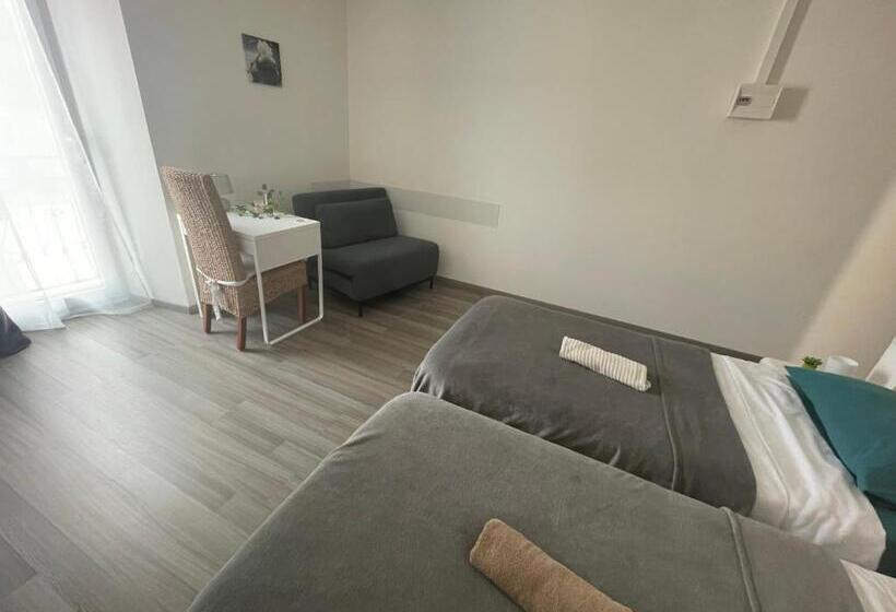 Стандартный внешний трехместный номер с ванной комнатой, Gîte:sur Le Chemin