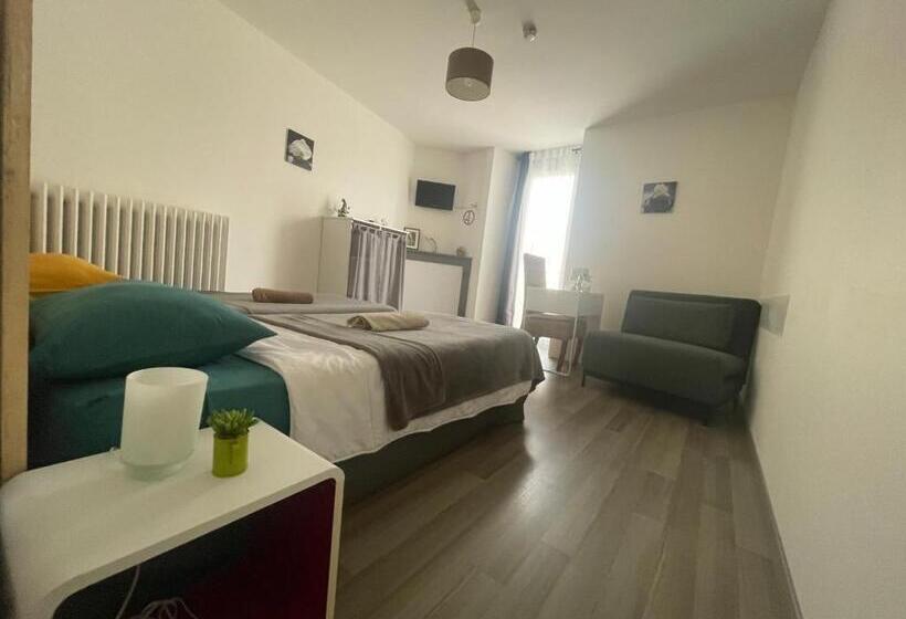 Стандартный внешний трехместный номер с ванной комнатой, Gîte:sur Le Chemin