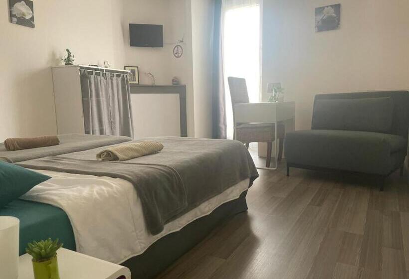 Стандартный внешний трехместный номер с ванной комнатой, Gîte:sur Le Chemin