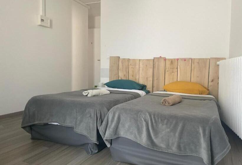 Стандартный внешний трехместный номер с ванной комнатой, Gîte:sur Le Chemin