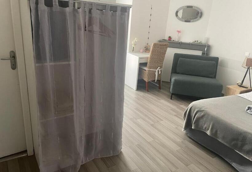 Стандартный внешний трехместный номер с ванной комнатой, Gîte:sur Le Chemin