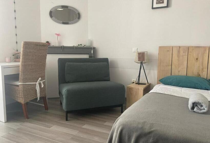 Стандартный внешний трехместный номер с ванной комнатой, Gîte:sur Le Chemin