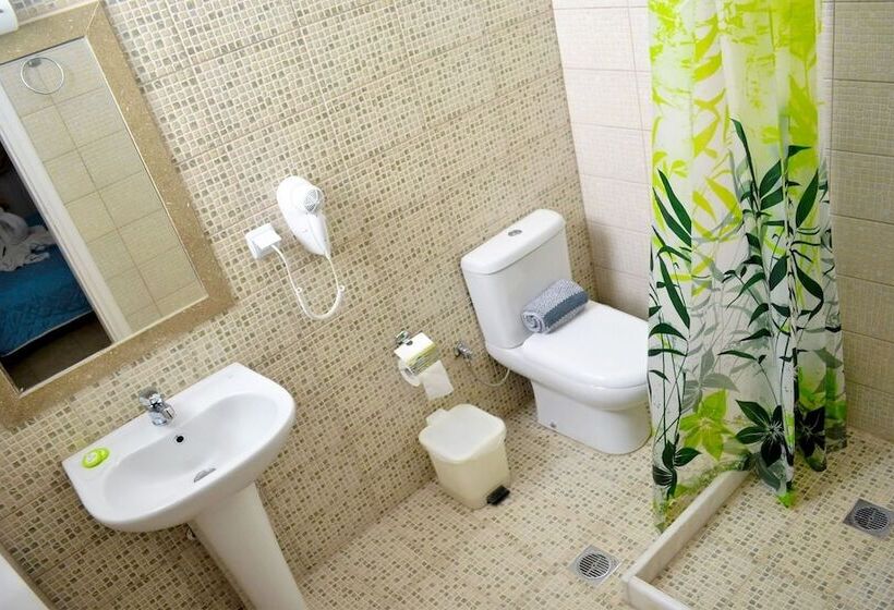 חדר סטנדרט לשלושה, Kastro