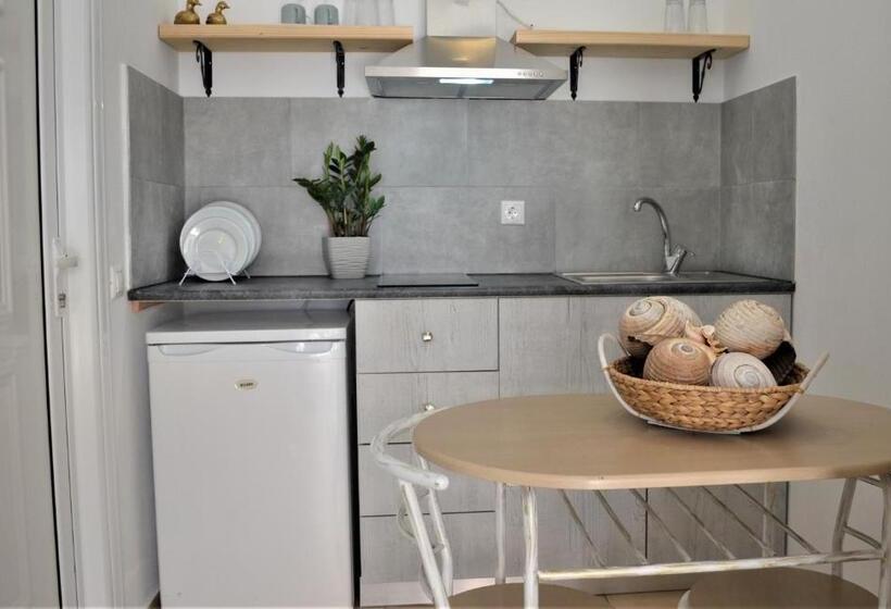 חדר אקונומי, Kastro