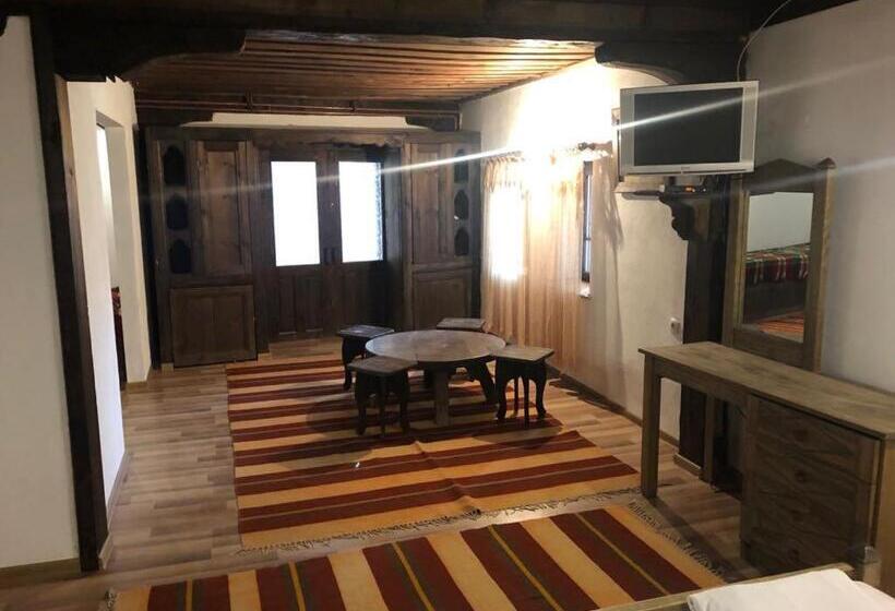 스탠다드 트리플 룸, Bazoteva House