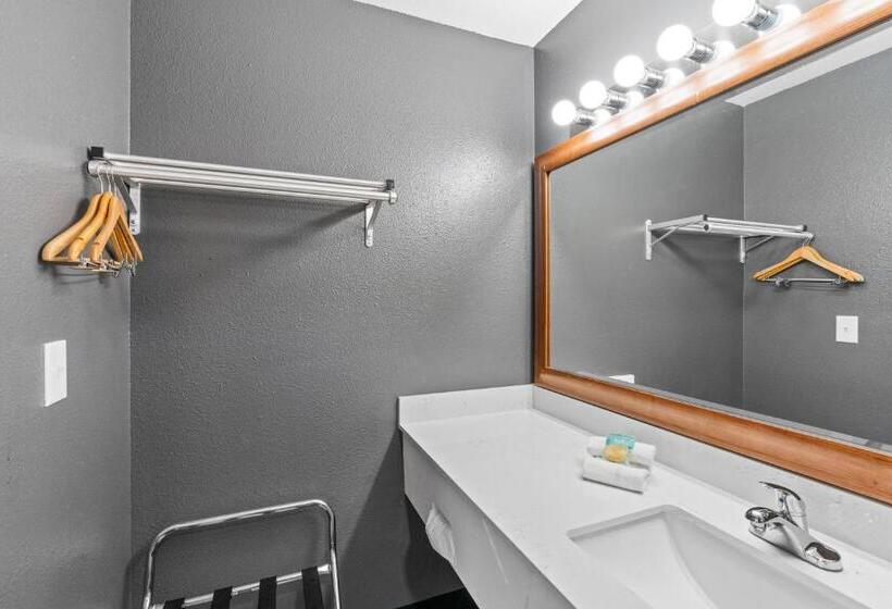 스탠다드 스튜디오 킹침대, Basecamp Puyallup A Travelodge By Wyndham