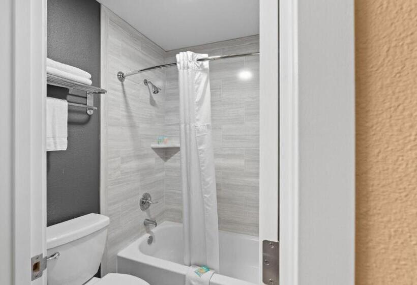 스탠다드 스튜디오 킹침대, Basecamp Puyallup A Travelodge By Wyndham