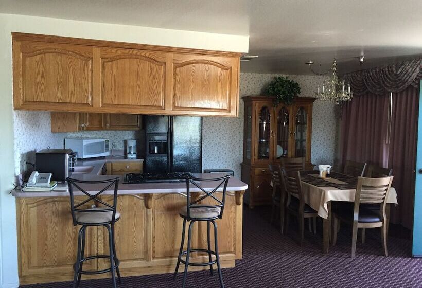 جناح غرفتين نوم, Oakridge Inn