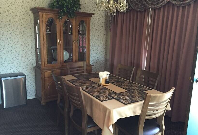 جناح غرفتين نوم, Oakridge Inn