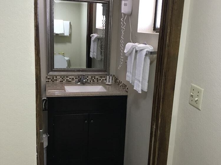 디럭스 룸, Motel In The Pines