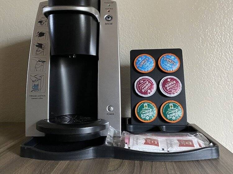 디럭스 룸, Motel In The Pines