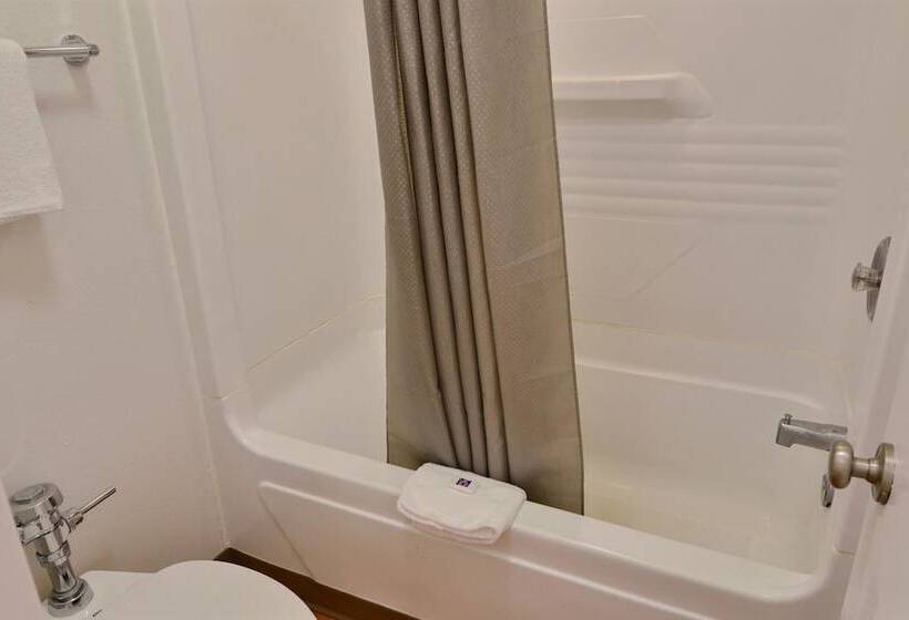 غرفه قياسيه سريرين مزدوجين, Travelodge By Wyndham Brattleboro Vt