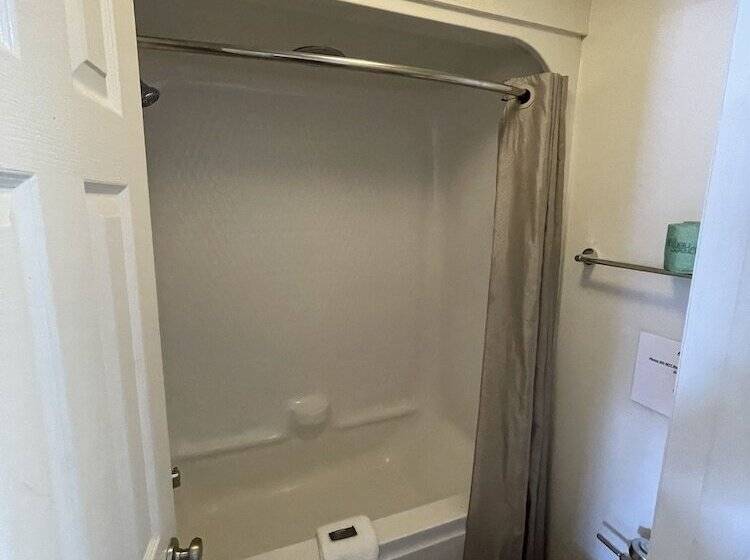 غرفه قياسيه سريرين مزدوجين, Travelodge By Wyndham Brattleboro Vt