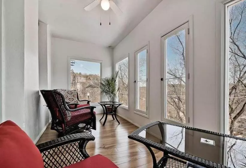 سوئیت پرزیدنت, New Orleans Hotel Eureka Springs