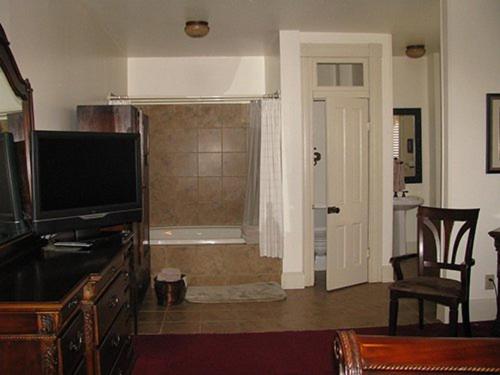 جناح سرير كينج, New Orleans Hotel Eureka Springs