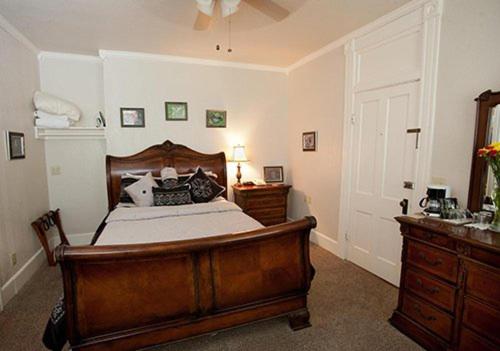 غرفة قياسية سرير ملكى, New Orleans Hotel Eureka Springs