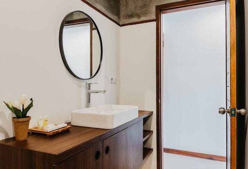 חדר סטנדרט עם מרפסת, Ratan Uluwatu Hotel And Villas