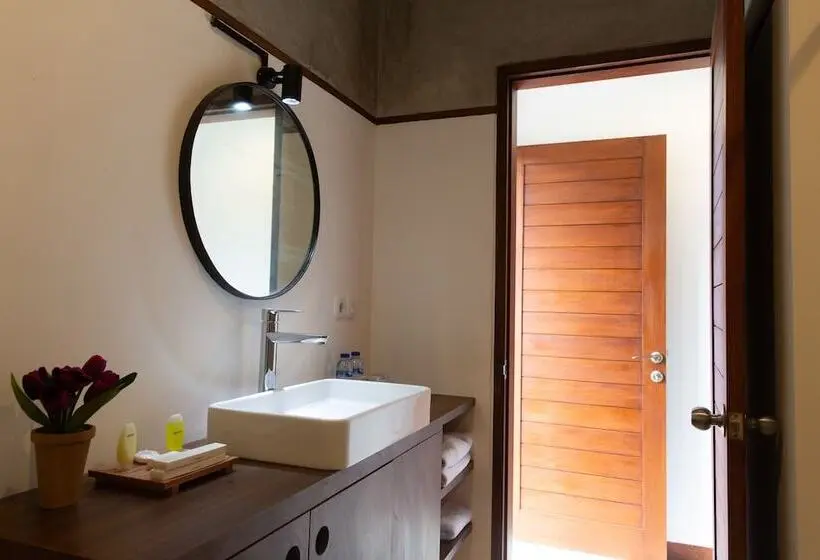 اتاق استاندارد با چشم‌انداز استخر, Ratan Uluwatu Hotel And Villas