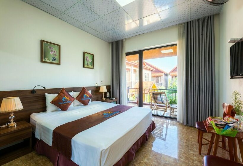 اتاق لوکس با تخت دو نفره بزرگ, The Little Village