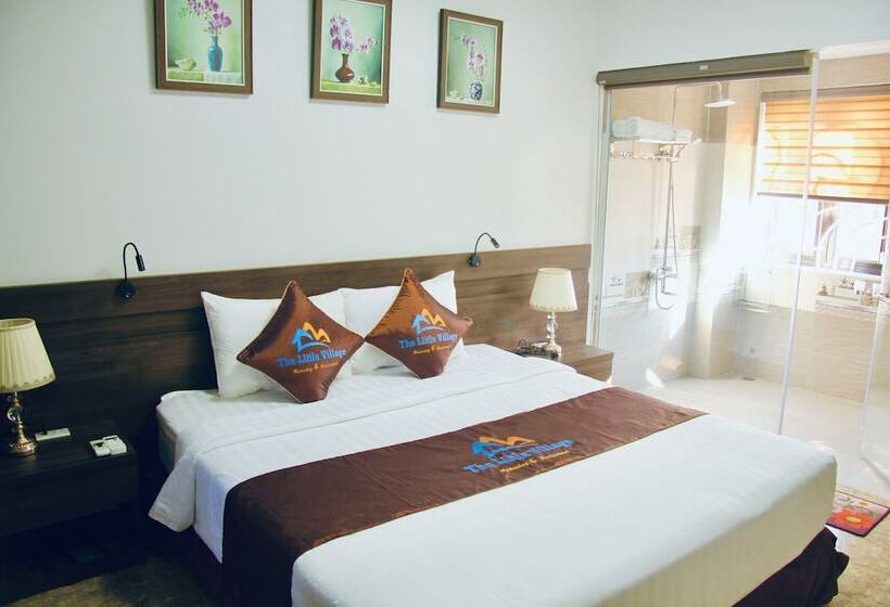 اتاق لوکس با تخت دو نفره بزرگ, The Little Village