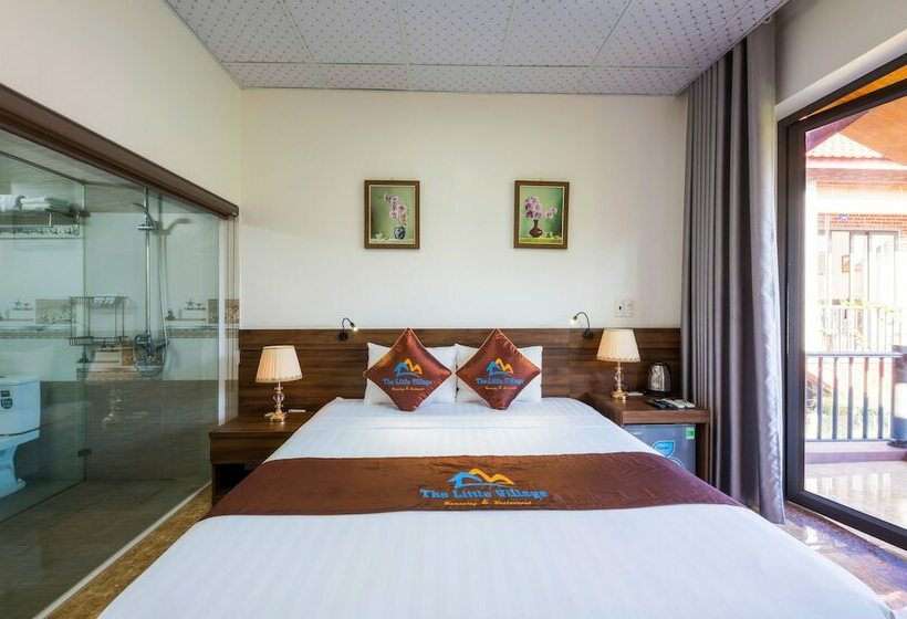 اتاق لوکس با تخت دو نفره بزرگ, The Little Village