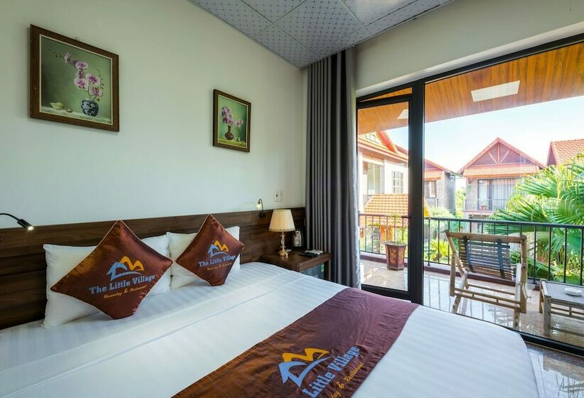 اتاق لوکس با تخت دو نفره بزرگ, The Little Village