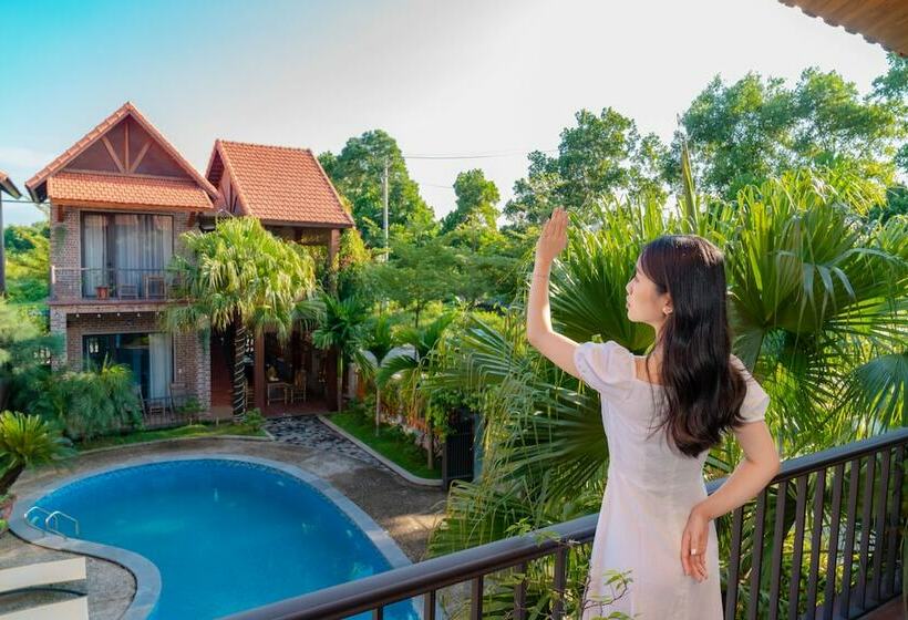 اتاق لوکس با تخت دو نفره بزرگ, The Little Village