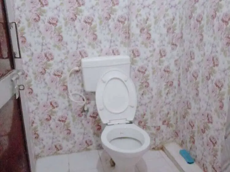 اتاق اکونومی یک تخته, Monika Mansion