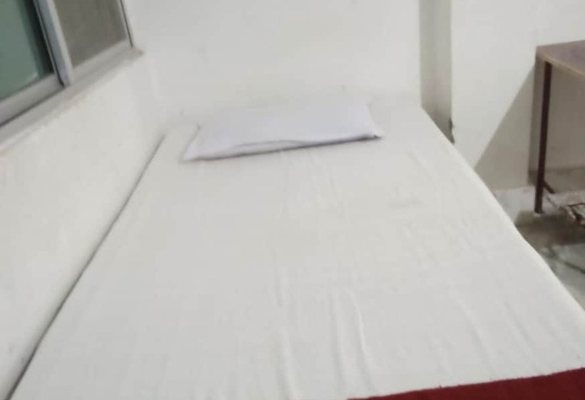 חדר אקונומי יחיד, Monika Mansion