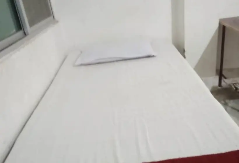 اتاق اکونومی یک تخته, Monika Mansion