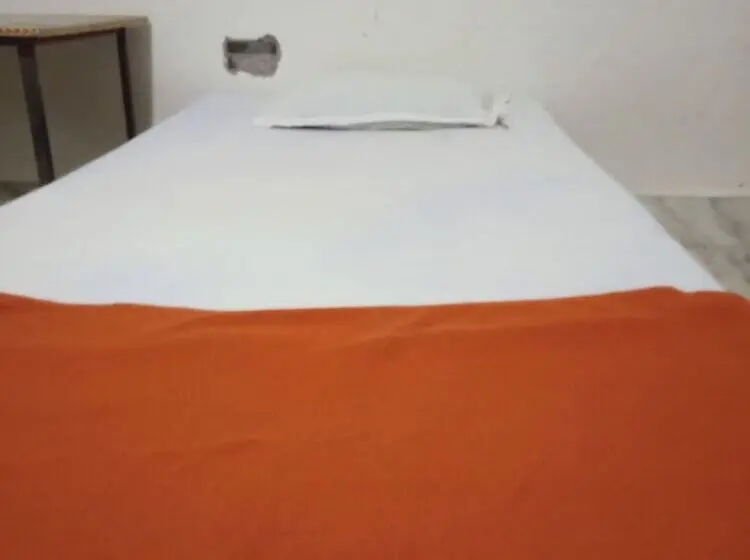 اتاق اکونومی یک تخته, Monika Mansion