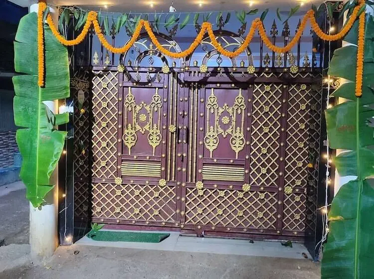 اتاق اکونومی یک تخته, Monika Mansion