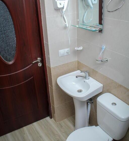 اتاق استاندارد با سرویس بهداشتی مشترک, Nuryan Hotel Yerevan