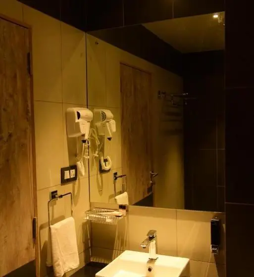 اتاق لوکس, Super Townhouse Oak Mangalore