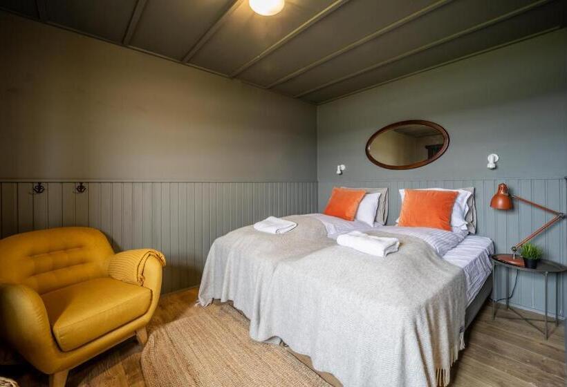 استودیوی استاندارد, Riverfront Lodge Hella