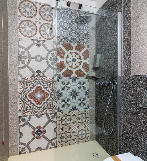 חדר קומפורט לשלושה, Elda