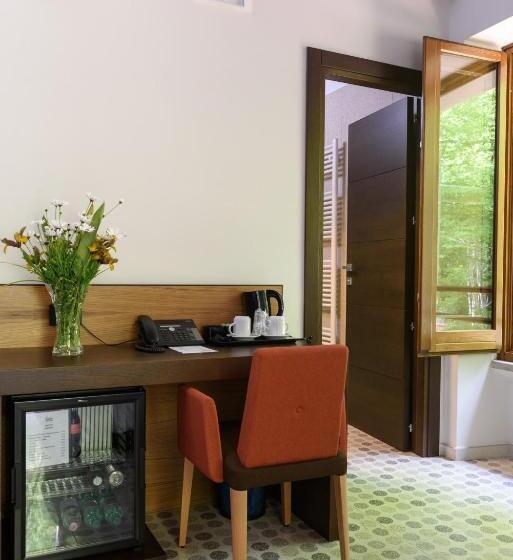 חדר קומפורט לשלושה, Elda