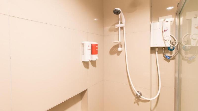 Quarto Triplo Estandar, Reddoorz Plus @ Diola Villamonte Bacolod