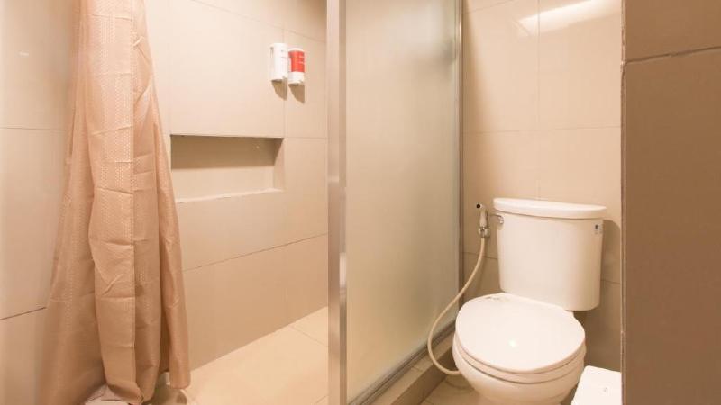 Quarto Triplo Estandar, Reddoorz Plus @ Diola Villamonte Bacolod