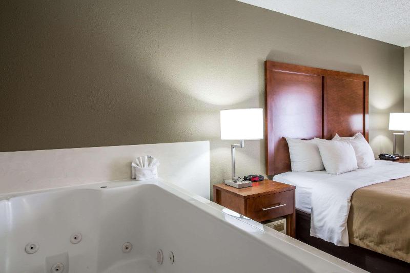 اتاق استاندارد با تخت بزرگ, Comfort Inn & Suites At Dollywood Lane