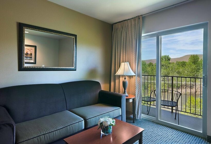 جناح سرير ملكى, Oxford Suites Yakima