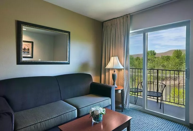 クイーンサイズベッドのスイートルーム, Oxford Suites Yakima