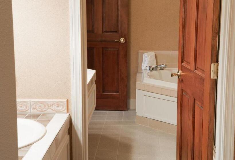 キングサイズベッドのデラックススイート, Pine Ridge Inn