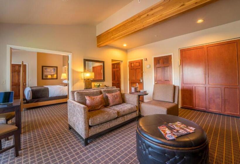 キングサイズベッドのデラックススイート, Pine Ridge Inn