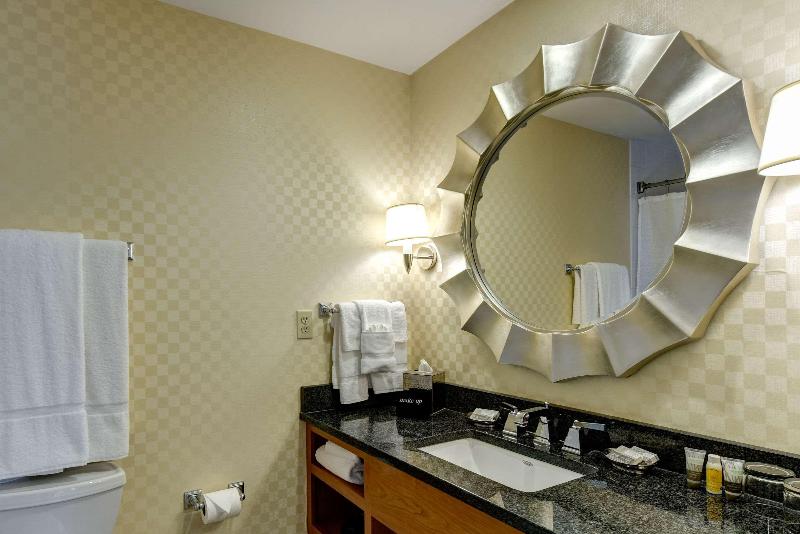 מיטת קינג בסוויטה, Port Inn And Suites Portsmouth, Ascend Hotel Collection