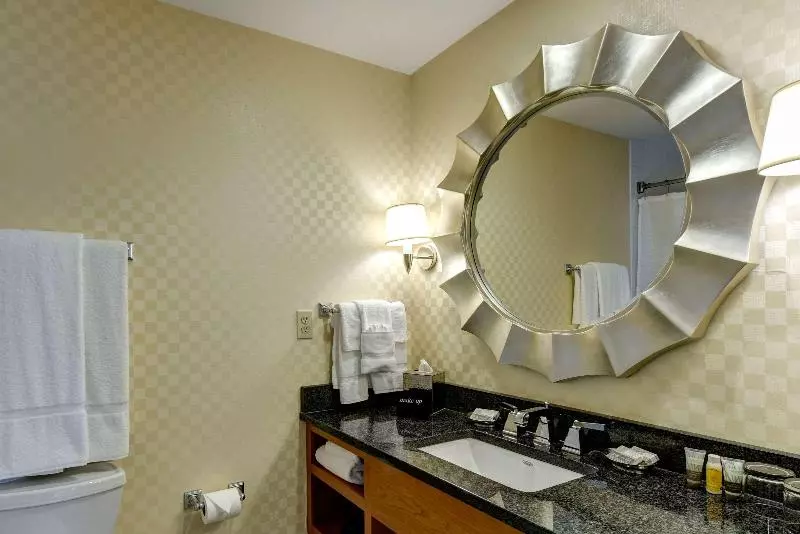 سوئیت با تخت بزرگ, Port Inn And Suites Portsmouth, Ascend Hotel Collection