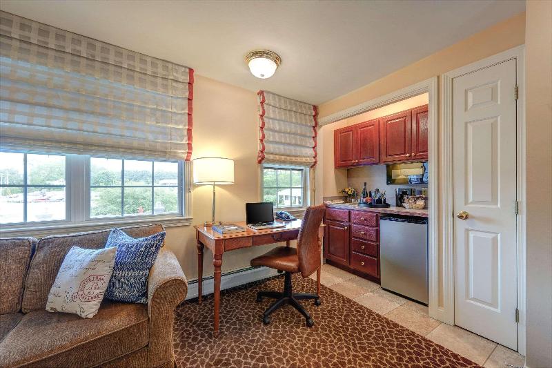 Suite Pat King, Port Inn And Suites Portsmouth, Ascend Hotel Collection